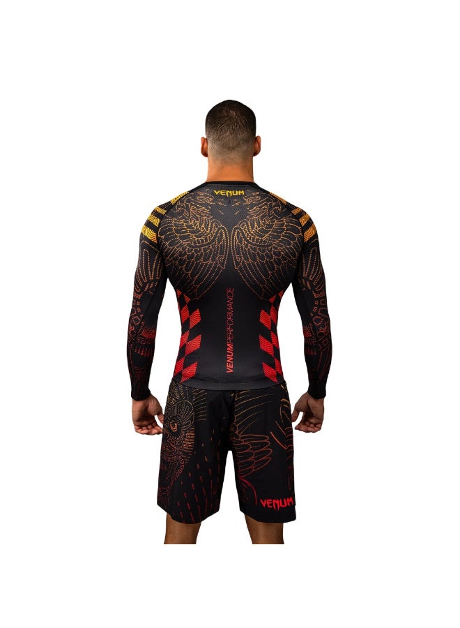 VENUM قميص راشغارد طويل الأكمام من فينوم كويتزال فيوري باللون الأسود/الأحمر القوي/البرتقالي - Image 3